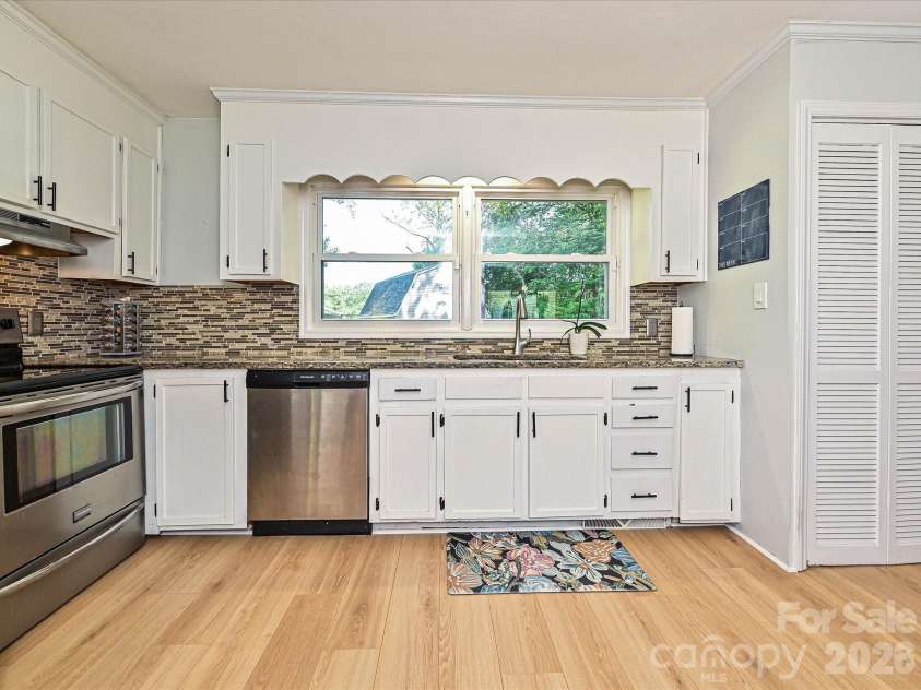 4409 Ivanhoe Place, Charlotte, NC 28205.  MLS# CAR4372127, YatesRealty ID 16778. Kitchen