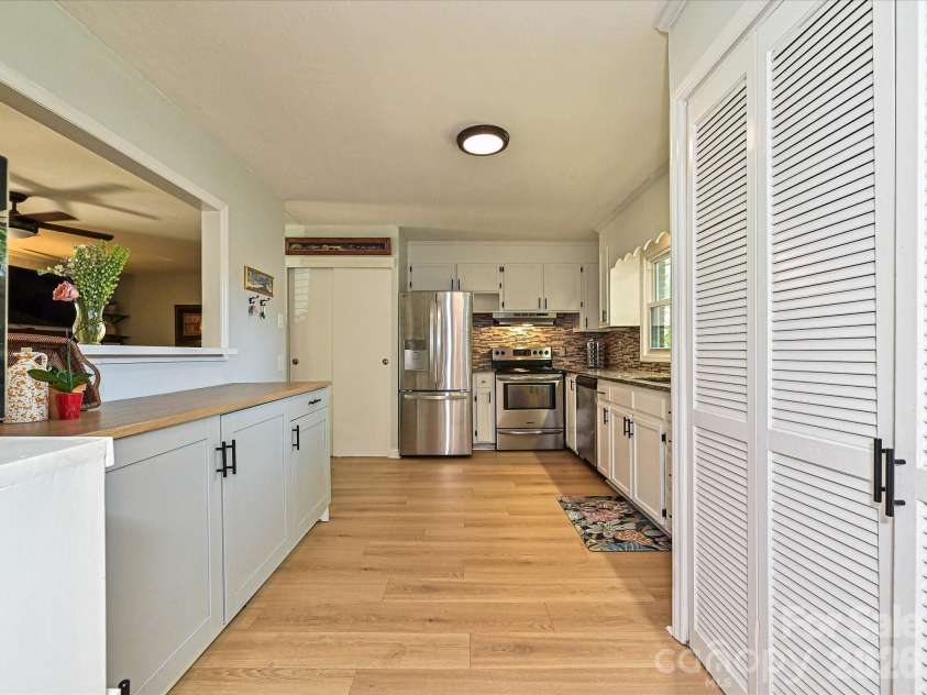 4409 Ivanhoe Place, Charlotte, NC 28205.  MLS# CAR4372127, YatesRealty ID 16778. Kitchen