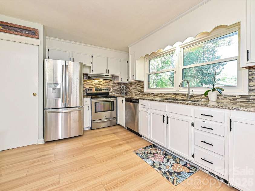 4409 Ivanhoe Place, Charlotte, NC 28205.  MLS# CAR4372127, YatesRealty ID 16778. Kitchen