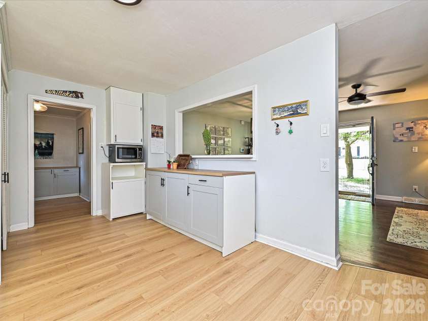 4409 Ivanhoe Place, Charlotte, NC 28205.  MLS# CAR4372127, YatesRealty ID 16778. Kitchen