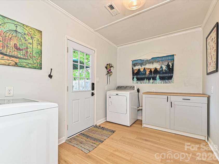 4409 Ivanhoe Place, Charlotte, NC 28205.  MLS# CAR4372127, YatesRealty ID 16778. Laundry and Mud Room