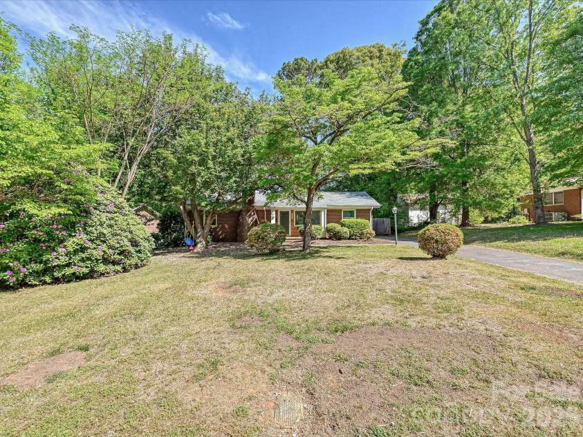 4409 Ivanhoe Place, Charlotte, NC 28205.  MLS# CAR4372127, YatesRealty ID 16778. Very Large front yard