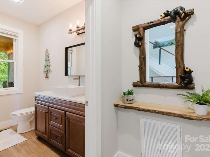 216 Alarka Point, Bryson City, NC 28713.  MLS# CAR4292798, YatesRealty ID 1678. Half Bath on Main
