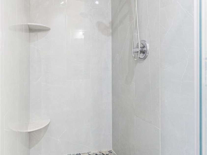 216 Alarka Point, Bryson City, NC 28713.  MLS# CAR4292798, YatesRealty ID 1678. Walk In Shower