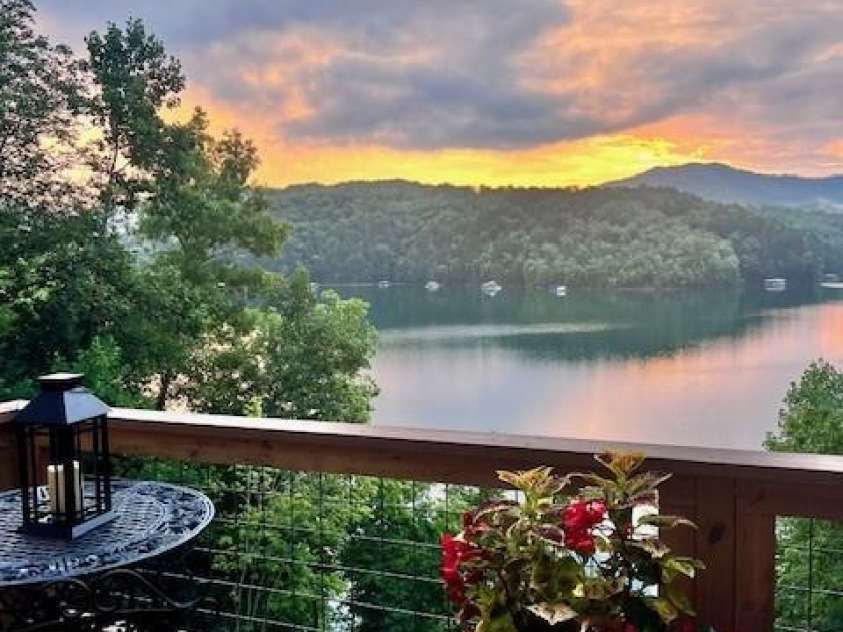 216 Alarka Point, Bryson City, NC 28713.  MLS# CAR4292798, YatesRealty ID 1678. Your Dreams Come True!