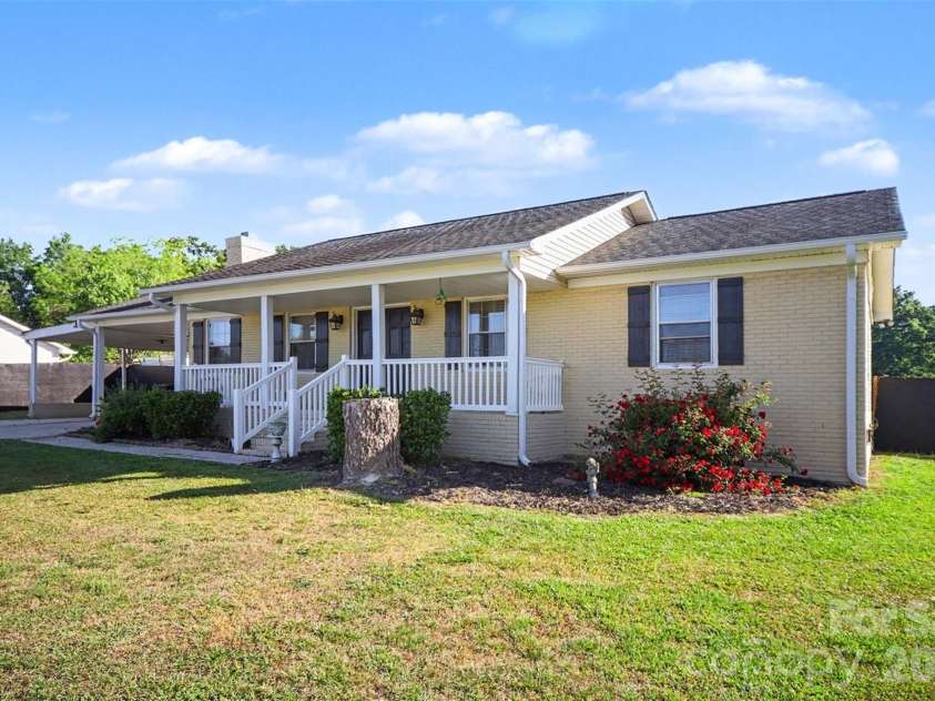 1087 Greenbriar Drive, Lancaster, SC 29720.  MLS# CAR4370391, YatesRealty ID 16782. 