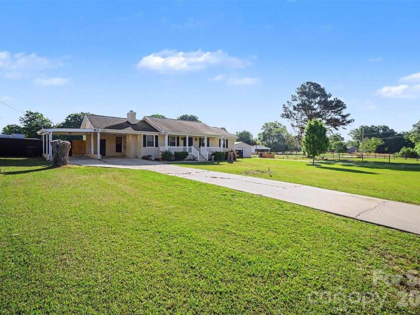 1087 Greenbriar Drive, Lancaster, SC 29720.  MLS# CAR4370391, YatesRealty ID 16782. 