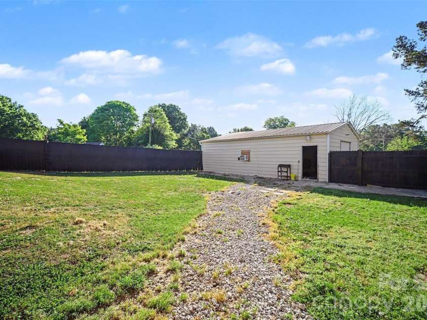 1087 Greenbriar Drive, Lancaster, SC 29720.  MLS# CAR4370391, YatesRealty ID 16782. 