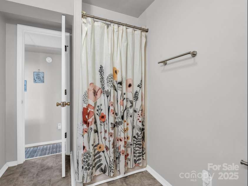 232 Stonebrook Drive, Hendersonville, NC 28791.  MLS# CAR4226613, YatesRealty ID 16783. Basement X-tra Bathroom