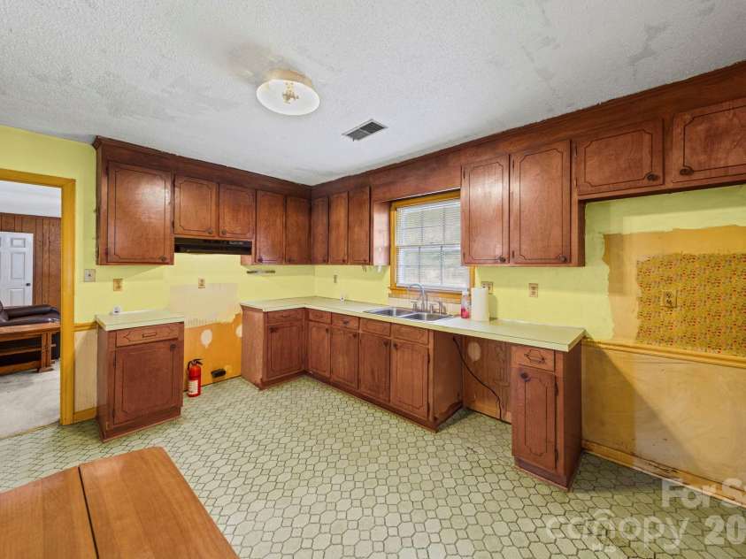 4510 Springview Drive, Monroe, NC 28112.  MLS# CAR4392466, YatesRealty ID 16788. Kitchen