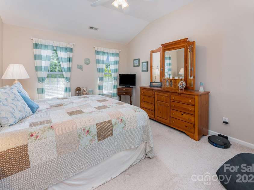 10322 Stoneykirk Lane, Charlotte, NC 28269.  MLS# CAR4258236, YatesRealty ID 16789. 