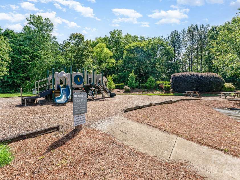 10322 Stoneykirk Lane, Charlotte, NC 28269.  MLS# CAR4258236, YatesRealty ID 16789. 