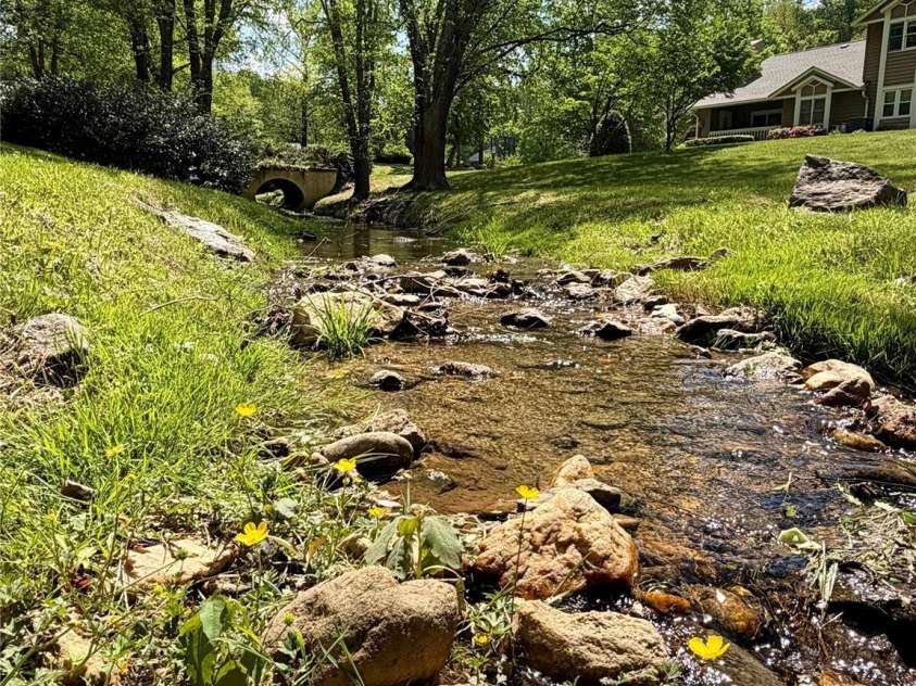 8 Creekside Lane, Asheville, NC 28803.  MLS# CAR4372545, YatesRealty ID 16791. 