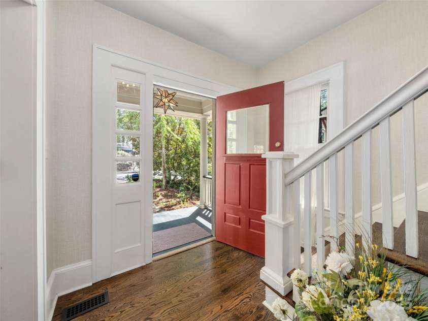 27 Westover Drive, Asheville, NC 28801.  MLS# CAR4250463, YatesRealty ID 16792. 