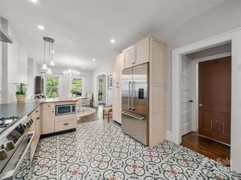 27 Westover Drive, Asheville, NC 28801.  MLS# CAR4250463, YatesRealty ID 16792. 