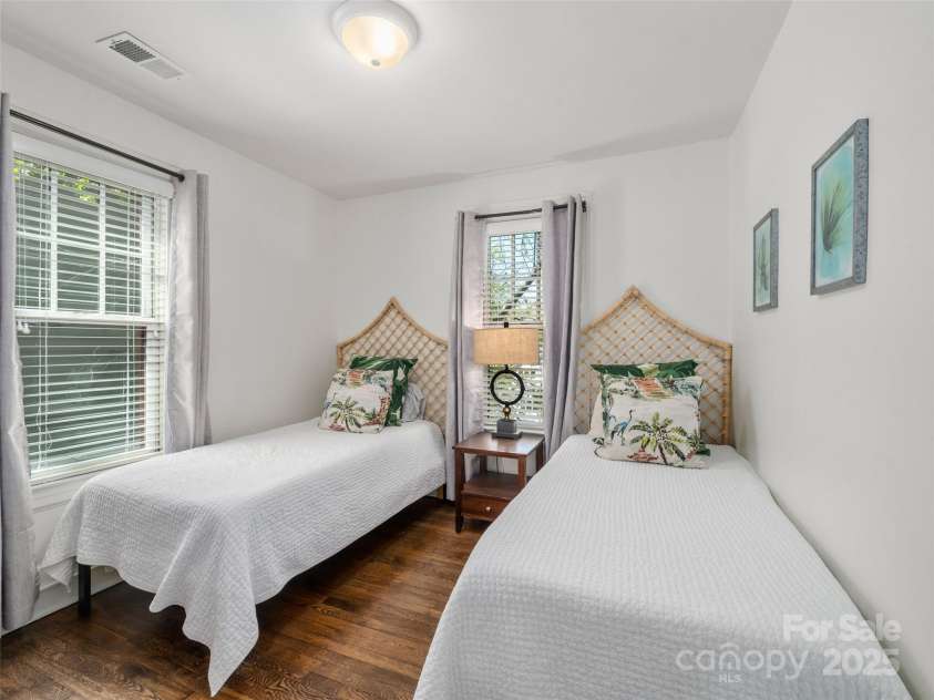 27 Westover Drive, Asheville, NC 28801.  MLS# CAR4250463, YatesRealty ID 16792. 