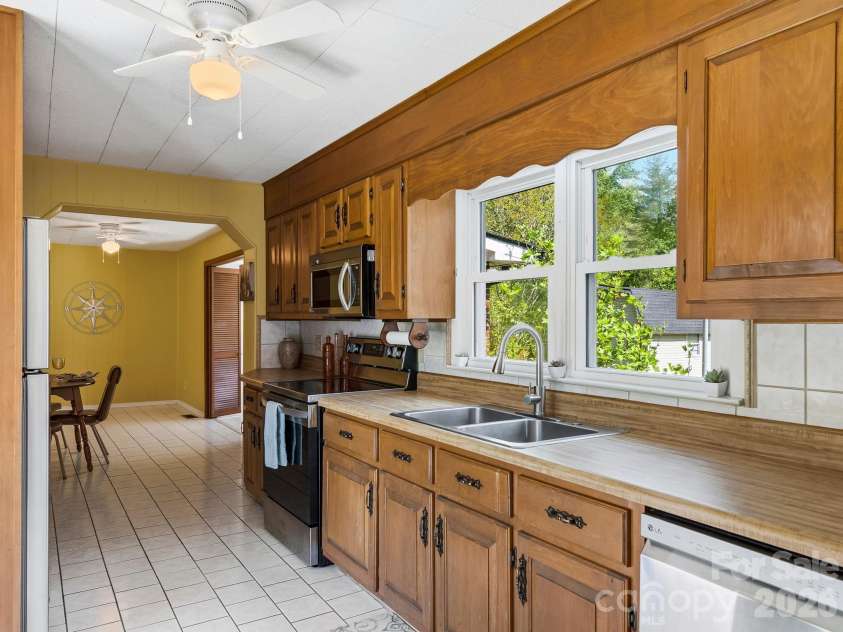 318 Resort Street, Hendersonville, NC 28792.  MLS# CAR4373822, YatesRealty ID 16792. 