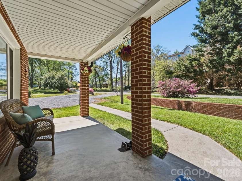 318 Resort Street, Hendersonville, NC 28792.  MLS# CAR4373822, YatesRealty ID 16792. 