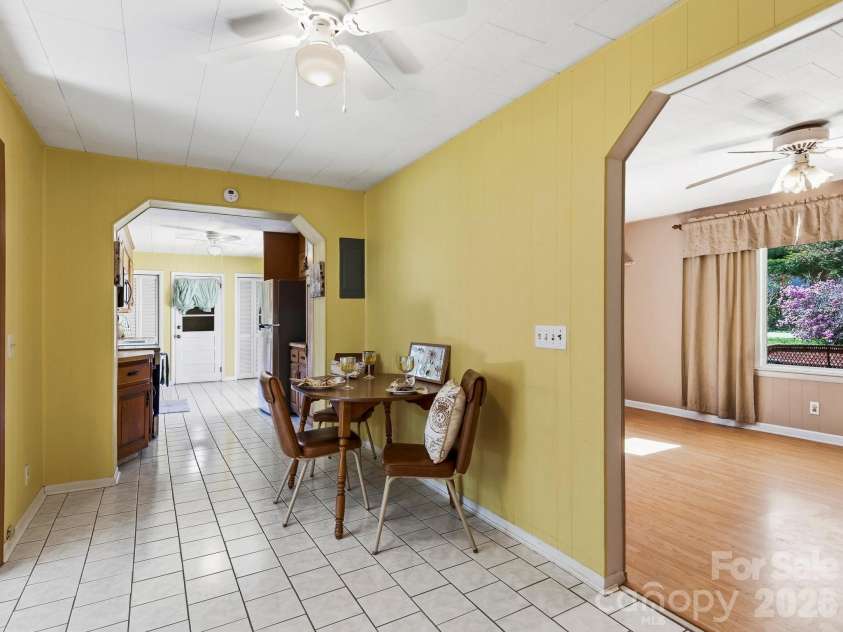 318 Resort Street, Hendersonville, NC 28792.  MLS# CAR4373822, YatesRealty ID 16792. Dining Area