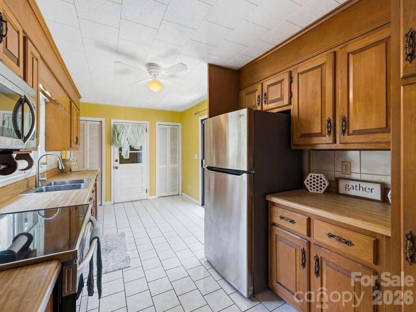 318 Resort Street, Hendersonville, NC 28792.  MLS# CAR4373822, YatesRealty ID 16792. Tile Floors