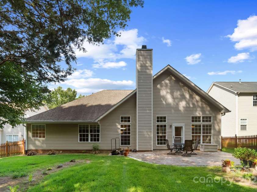 12013 Regent Ridge Lane, Charlotte, NC 28278.  MLS# CAR4254769, YatesRealty ID 16793. Fenced backyard