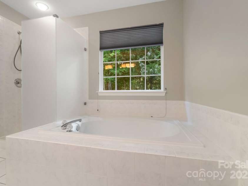 12013 Regent Ridge Lane, Charlotte, NC 28278.  MLS# CAR4254769, YatesRealty ID 16793. Garden tub