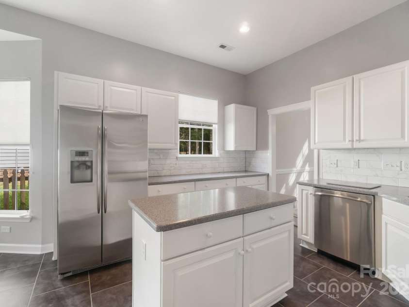 12013 Regent Ridge Lane, Charlotte, NC 28278.  MLS# CAR4254769, YatesRealty ID 16793. Kitchen