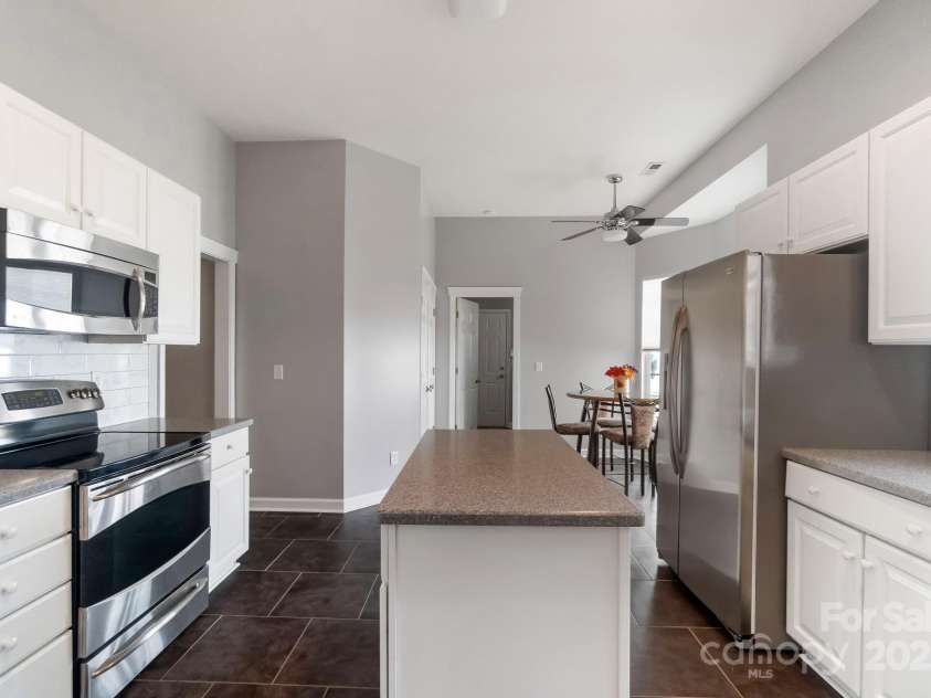 12013 Regent Ridge Lane, Charlotte, NC 28278.  MLS# CAR4254769, YatesRealty ID 16793. Kitchen with eating area