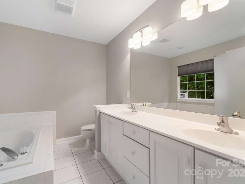 12013 Regent Ridge Lane, Charlotte, NC 28278.  MLS# CAR4254769, YatesRealty ID 16793. Primary Bath