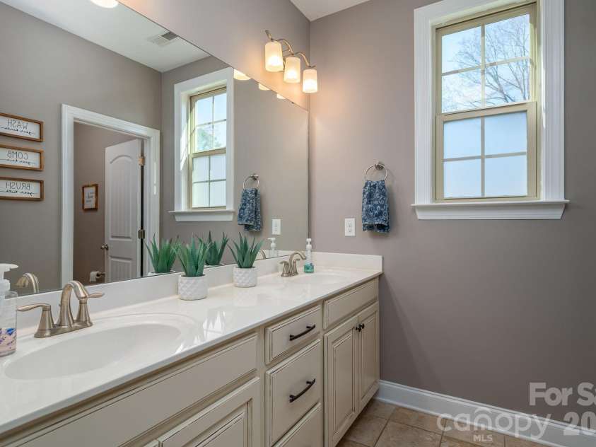 1819 Chesterfield Drive, Belmont, NC 28012.  MLS# CAR4349946, YatesRealty ID 16794. Full Bath 2