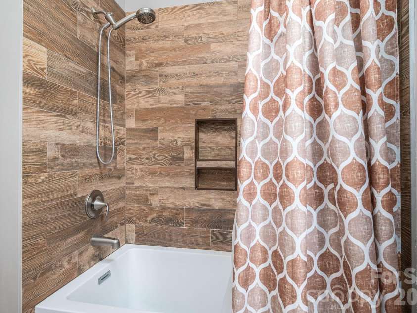 1819 Chesterfield Drive, Belmont, NC 28012.  MLS# CAR4349946, YatesRealty ID 16794. Full Bath 2