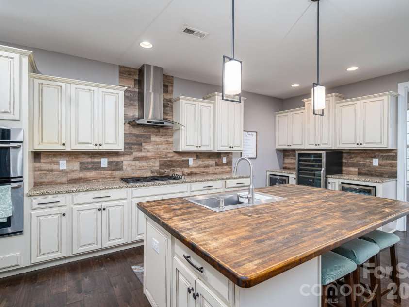 1819 Chesterfield Drive, Belmont, NC 28012.  MLS# CAR4349946, YatesRealty ID 16794. Kitchen