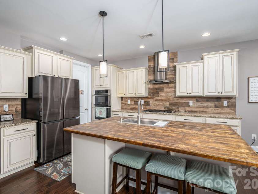 1819 Chesterfield Drive, Belmont, NC 28012.  MLS# CAR4349946, YatesRealty ID 16794. Kitchen