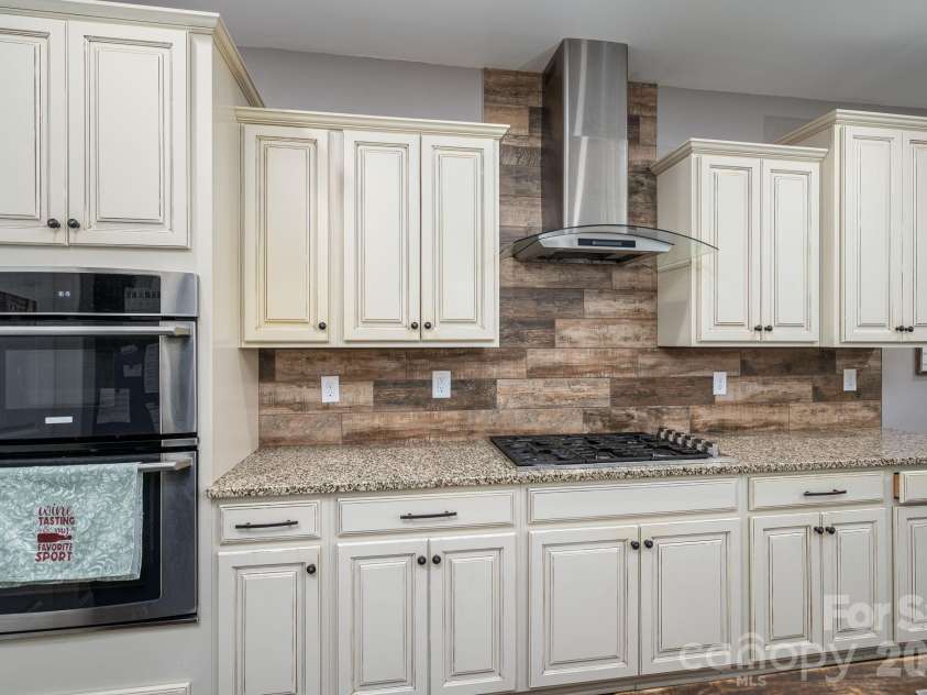 1819 Chesterfield Drive, Belmont, NC 28012.  MLS# CAR4349946, YatesRealty ID 16794. Kitchen