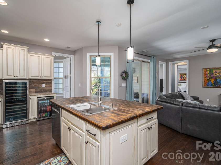 1819 Chesterfield Drive, Belmont, NC 28012.  MLS# CAR4349946, YatesRealty ID 16794. Kitchen