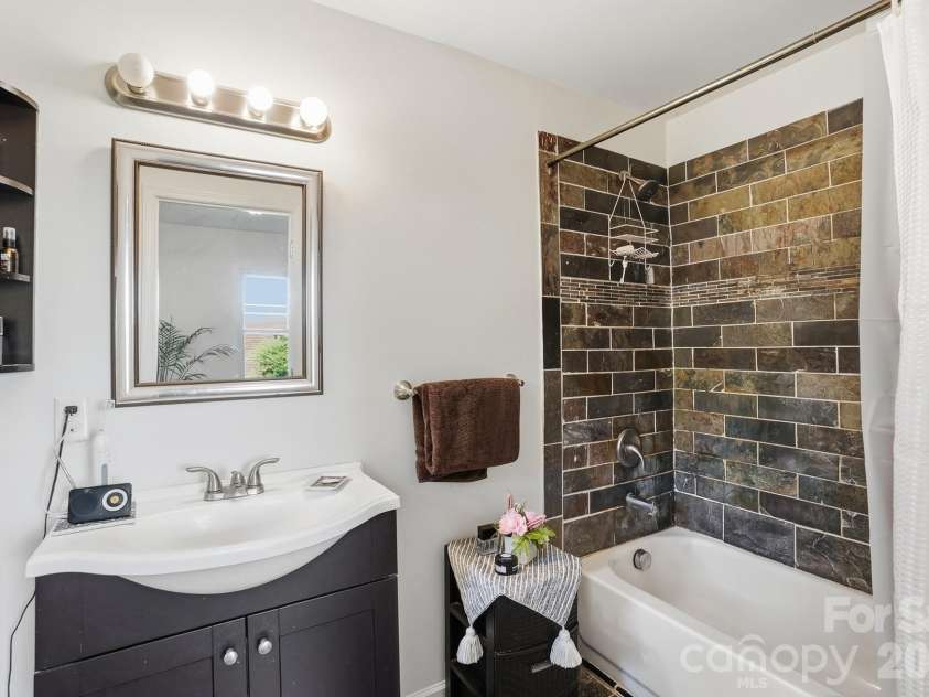 5000 Glenbrier Drive, Charlotte, NC 28212.  MLS# CAR4364700, YatesRealty ID 16795. 