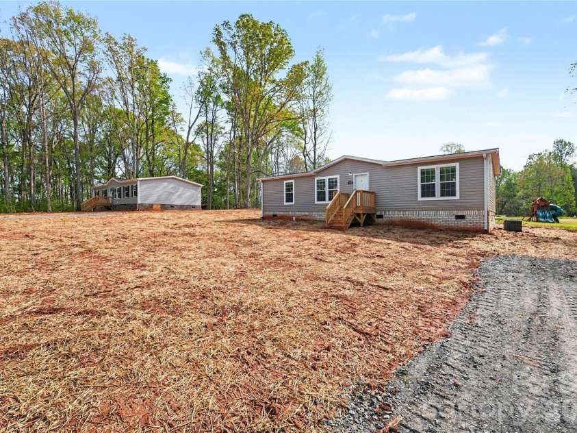 150 Silhouette Lane, Statesville, NC 28625.  MLS# CAR4368163, YatesRealty ID 16796. 