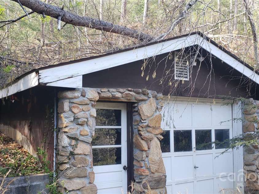 31 Samuel Lane, Candler, NC 28715.  MLS# CAR4257442, YatesRealty ID 16797. Garage
