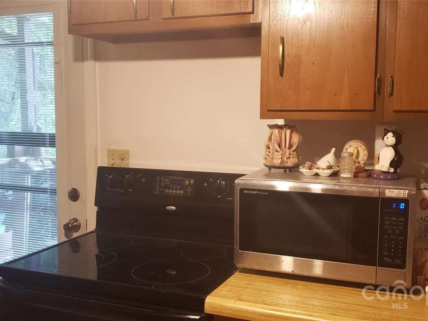 31 Samuel Lane, Candler, NC 28715.  MLS# CAR4257442, YatesRealty ID 16797. Kitchen