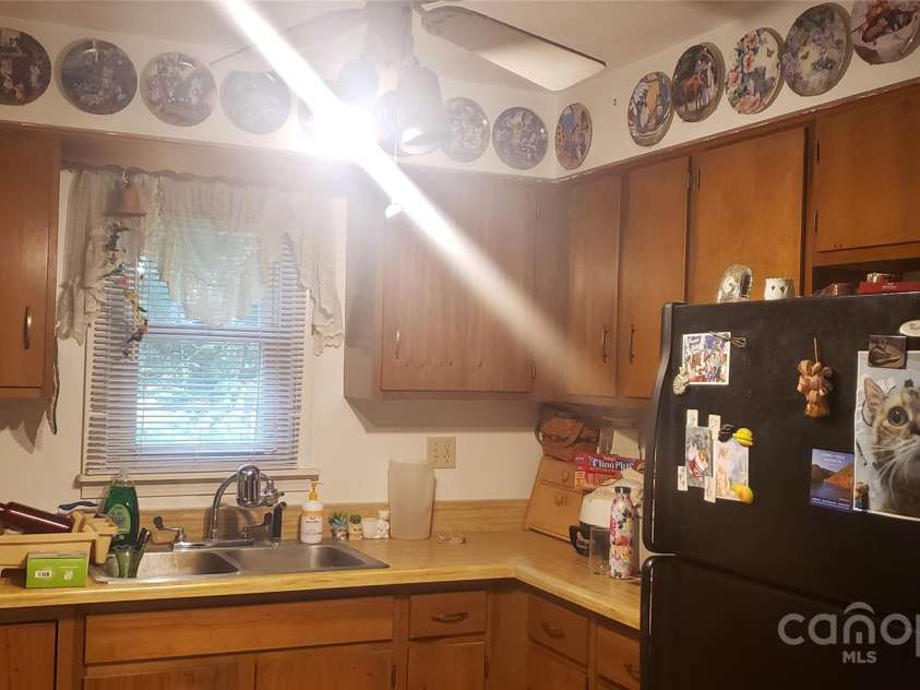31 Samuel Lane, Candler, NC 28715.  MLS# CAR4257442, YatesRealty ID 16797. Kitchen