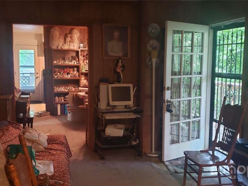 31 Samuel Lane, Candler, NC 28715.  MLS# CAR4257442, YatesRealty ID 16797. Living room