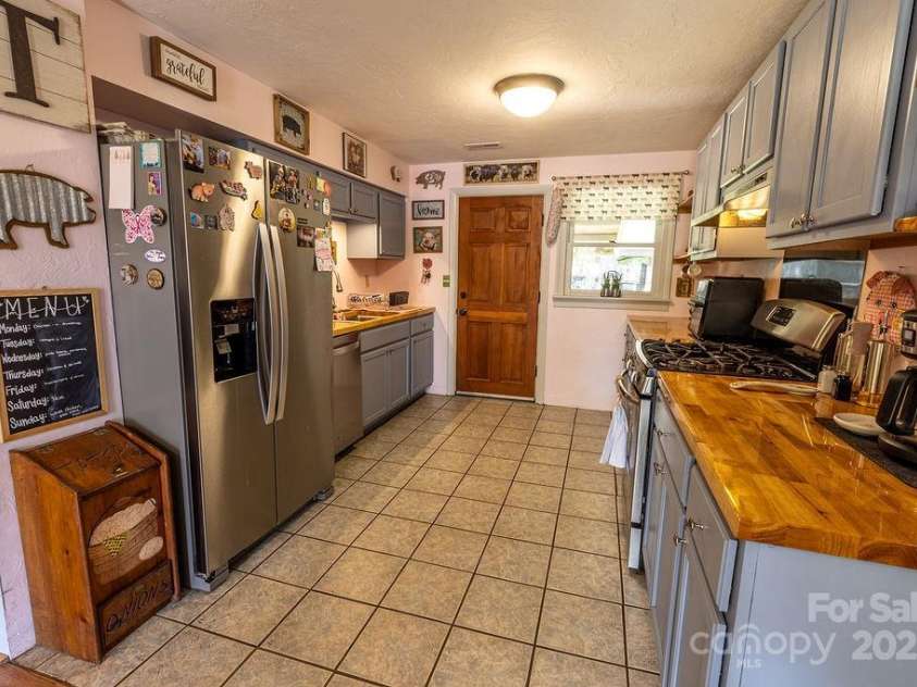 111 Cloverdale Drive, Hendersonville, NC 28791.  MLS# CAR4257460, YatesRealty ID 16798. 