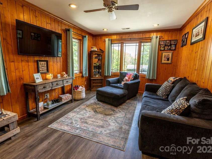 111 Cloverdale Drive, Hendersonville, NC 28791.  MLS# CAR4257460, YatesRealty ID 16798. 