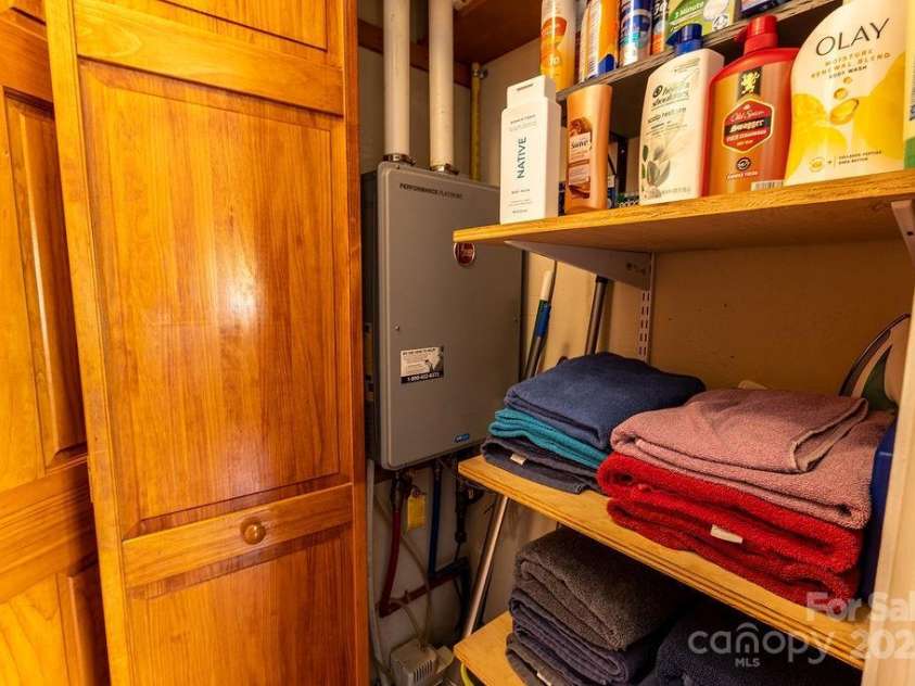 111 Cloverdale Drive, Hendersonville, NC 28791.  MLS# CAR4257460, YatesRealty ID 16798. 