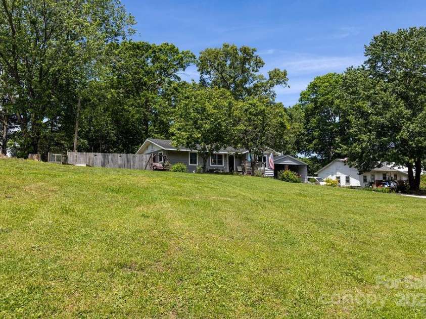 111 Cloverdale Drive, Hendersonville, NC 28791.  MLS# CAR4257460, YatesRealty ID 16798. 