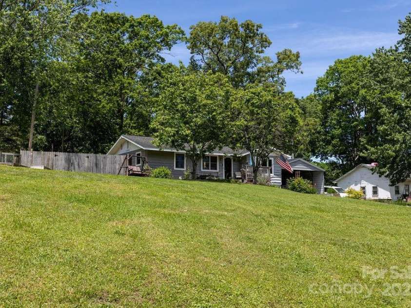 111 Cloverdale Drive, Hendersonville, NC 28791.  MLS# CAR4257460, YatesRealty ID 16798. 