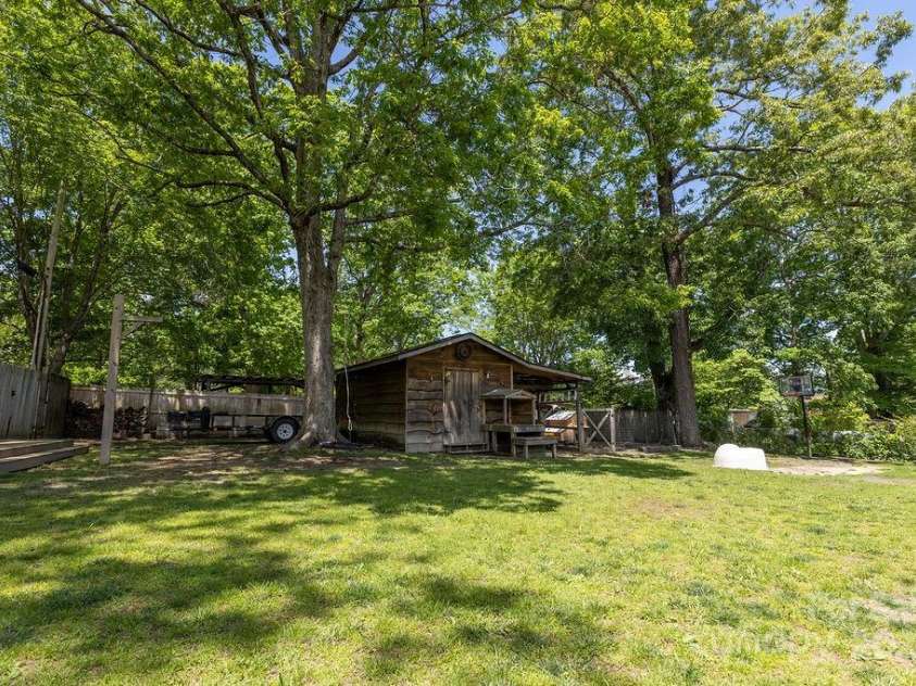 111 Cloverdale Drive, Hendersonville, NC 28791.  MLS# CAR4257460, YatesRealty ID 16798. 