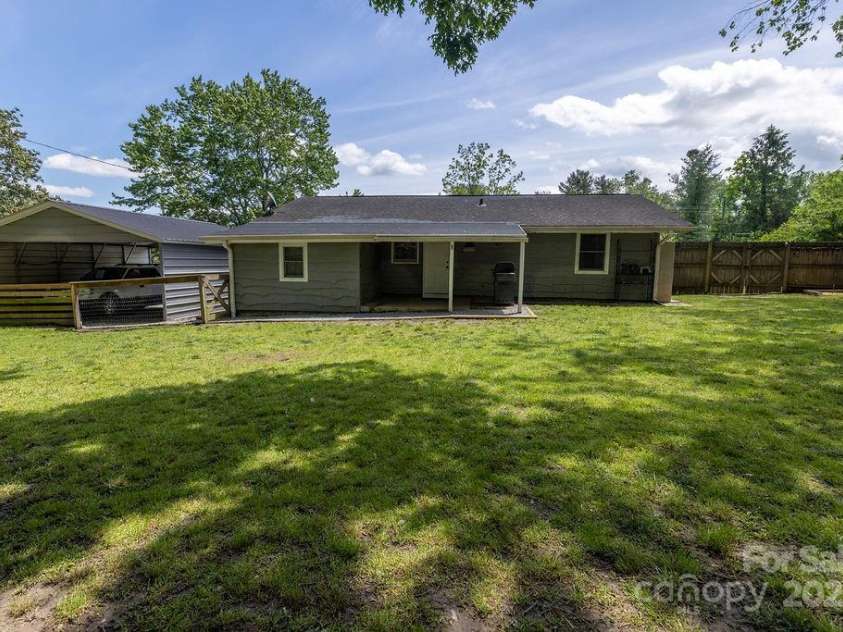 111 Cloverdale Drive, Hendersonville, NC 28791.  MLS# CAR4257460, YatesRealty ID 16798. 