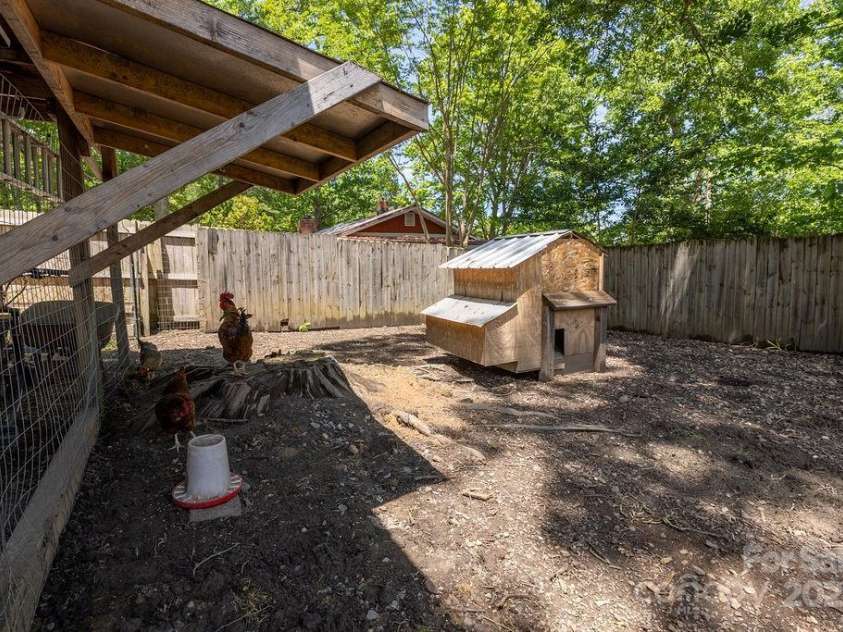 111 Cloverdale Drive, Hendersonville, NC 28791.  MLS# CAR4257460, YatesRealty ID 16798. 