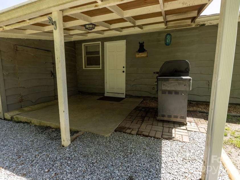 111 Cloverdale Drive, Hendersonville, NC 28791.  MLS# CAR4257460, YatesRealty ID 16798. 